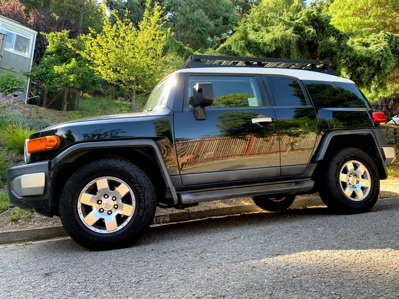 Illustration for article titled For $13,499, Could This 2007 Toyota FJ Cruiser Have You Saying ‘Ooh Baby?’